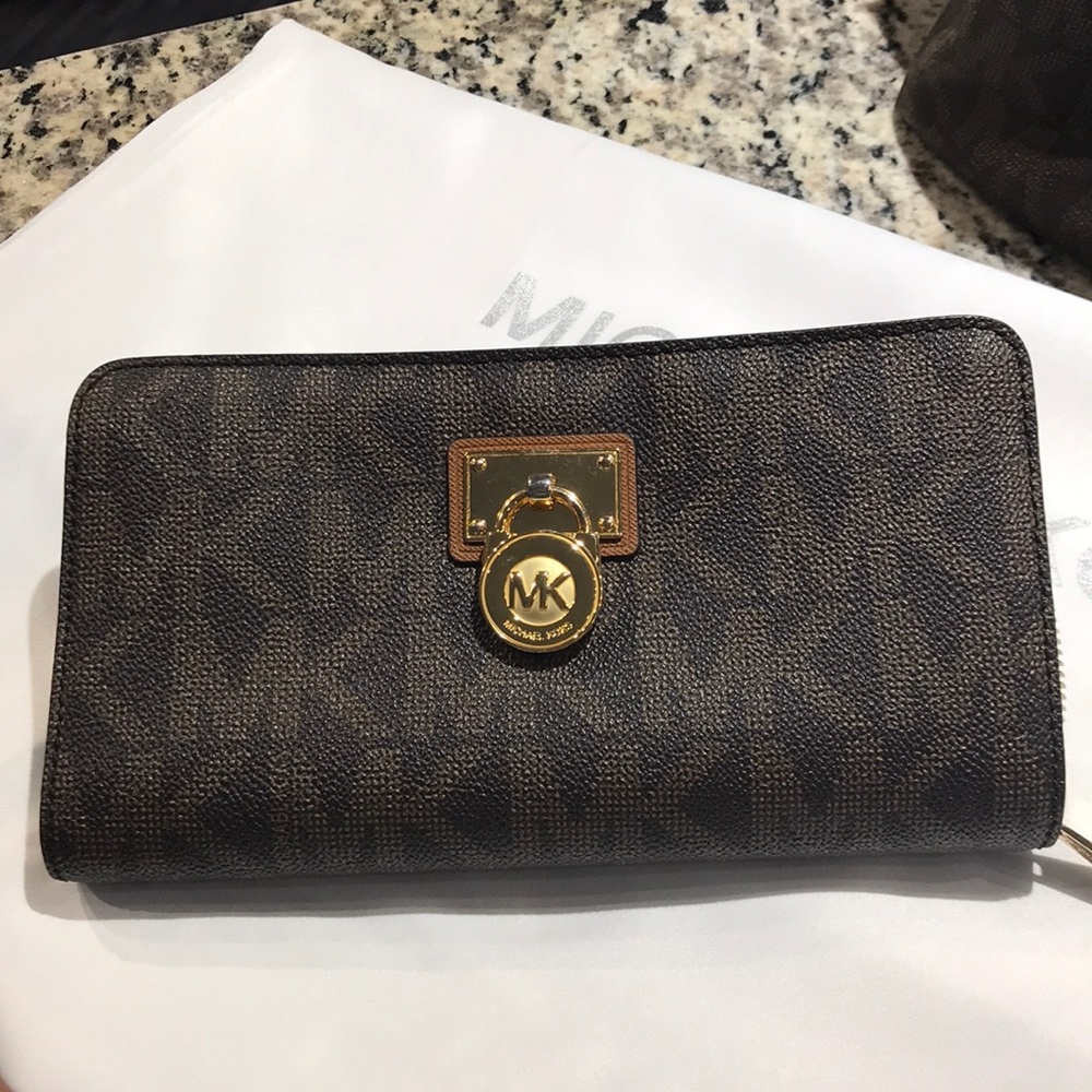 Michael Kors Brown & Tan Logo Drawstring Shoulder Bag with Matching Wallet - Picture 3 of 8